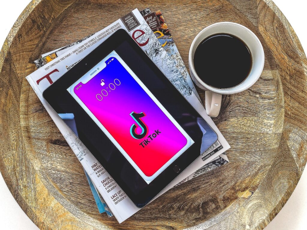 TikTok運用代行を利用した副業の始め方は？